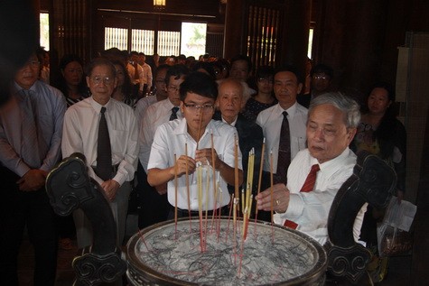 Em Lê Thiện Anh (HS Trường THPT Chuyên Bến Tre), đoạt giải Nhất Sử QG với số điểm cao nhất vinh dự được dâng hương điện thờ Chu Văn An.