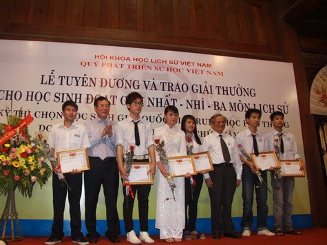 Đào Phương Bình (thứ 3 từ trái sang) giành giải nhất Quốc gia Sử, được vinh danh và trao thưởng tại Văn Miếu ngày 14/4.