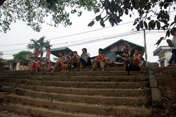 Nhiều người lớn và trẻ em trong làng cũng thích thú ngồi trên bờ thích thú xem những trò lộn nhảy của lũ trẻ.