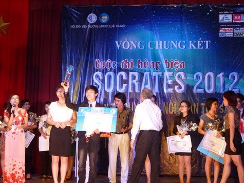 Chàng sinh viên khoa Luật, ĐH Quốc gia HN - Phan Công Tiến với bài hùng biện sắc sảo, mạch lạc trở thành quán quân cuộc thi Hùng biện Socrates 2012.