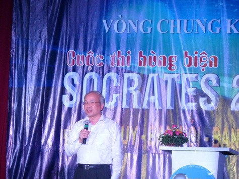 Ông Phan Chí Hiếu, Hiệu trưởng Trường ĐH Luật phát biểu tại cuộc thi chung kết Hùng biện Socrates 2012.
