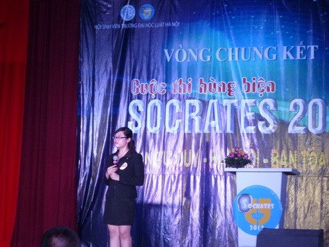 Tự tin với bài hùng biện về thực trạng, nguyên nhân của việc học sinh chán học Sử, Nguyễn Thị Nhung nhận được đánh giá cao từ BGK.