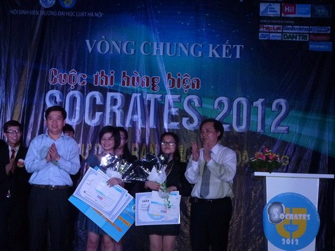 Bùi Thị Hồng Dương và Phạm Thị Nhung (SV ĐH Luật) giành giải Khuyến khích.