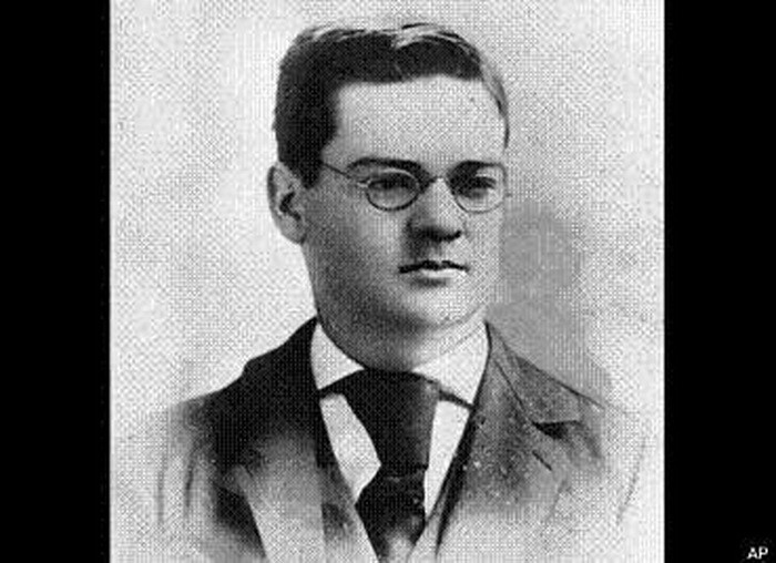 Herbert Hoover Hoover tốt nghiệp ĐH Stanford năm 1891 – khóa đầu tiên của trường này. Truyền thuyết nói rằng Hoover từng khẳng định ông là sinh viên đầu tiên của Stanford bởi ông là người đầu tiên ngủ trong kí túc xá ngôi trường này.