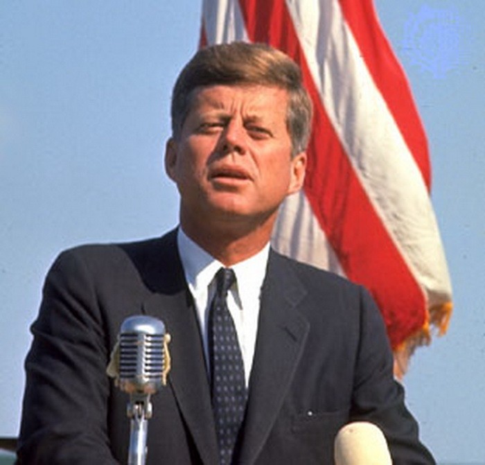 Với tài năng sẵn có và vốn kinh nghiệm sâu sắc về nền chính trị xã hội, John Kennedy nhanh chóng thu hút sự ủng hộ của nhiều chính khách. Năm 1952, ông được bầu vào Thượng Nghị Viện Mỹ, và tám năm sau chính thức đắc cử Tổng thống.