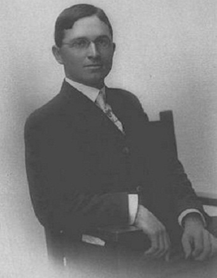 Harry S Truman Theo Học University of Kansas City Law School. Tuy không lấy được bằng Tiến sĩ Luật (Juris Doctor JD), hai năm theo học của ông cũng đủ để ông có được bằng cao đẳng về luật.
