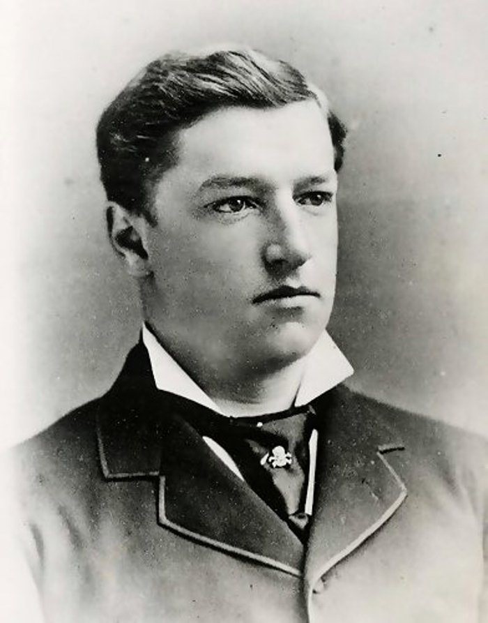 William Howard Taft Ông đã tham dự Đại học Yale, là một thành viên của Hội Linonian, một xã hội văn học và tranh luận; Skull and Bones. Ông được mệnh danh là "Big lub" vì kích thước của mình, nhưng bạn bè của mình học đại học biết ông "Bill Old" biệt danh. Taft là nhà vô địch đấu vật hạng nặng intramural Yale. Năm 1878, Taft tốt nghiệp, xếp hạng thứ hai trong lớp. Sau khi học đại học, ông đã tham dự học Cincinnati Luật, tốt nghiệp với bằng Cử nhân Luật năm 1880.