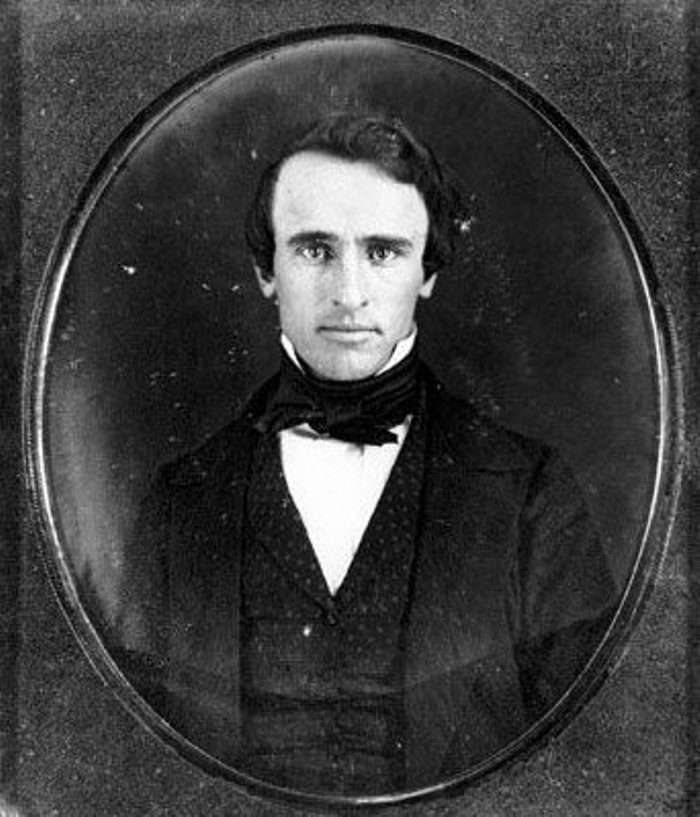 Rutherford Birchard Hayes Hayes tốt nghiệp Kenyon College, ở Ohio với danh vị thủ khoa năm 1842. Sau một thời gian ngắn đọc sách pháp luật ở Columbus, Ohio, Hayes di chuyển về phía Đông một lần nữa để tham dự Trường ĐH Luật Harvard năm 1843 và tốt nghiệp năm 1845. Ông là Tổng thống đầu tiên tốt nghiệp trường Luật.