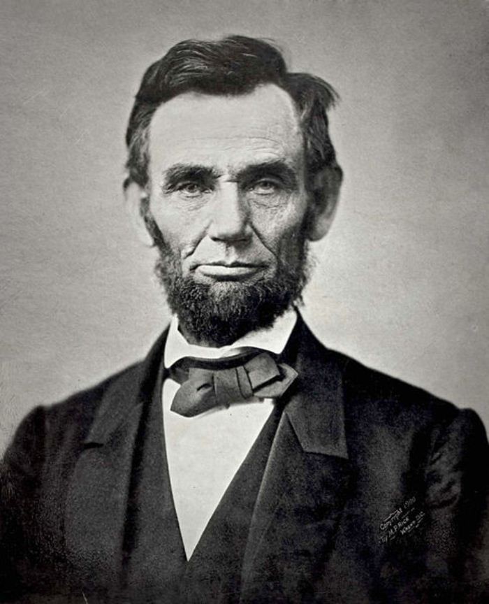 Ông là người lên án kịch liệt chính sách nô lê da đen ở Mỹ. Tổng thống Lincoln đã dẫn dắt đất nước qua cuộc nội chiến Mỹ, chấm dướt chế độ nô lệ. Ông bị ám sát vào năm 1865 và đây là vụ ám sát Tổng thống đầu tiên trong lịch sự nước Mỹ.