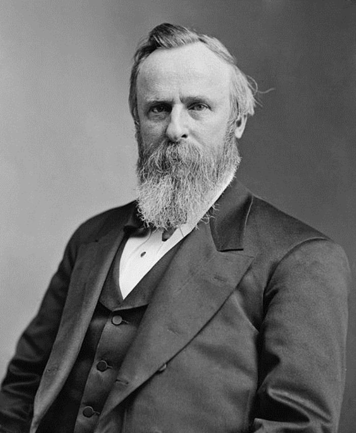 Là Tổng thống thứ 19 của Mỹ. Vào ngày 8 tháng 9 năm 1880, Hayes đến San Francisco và trở thành Tống thổng Mỹ đầu tiên đến thăm Miền Tây nước này. Hayes có cuộc bầu cử dài nhất, là Tổng thống có liên quan tới những cáo buộc về tham nhũng.
