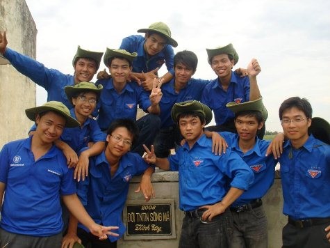 Huy tham gia xây dựng bể nước ngọt cho người dân Nông Cống, Thanh Hóa (năm 2008).