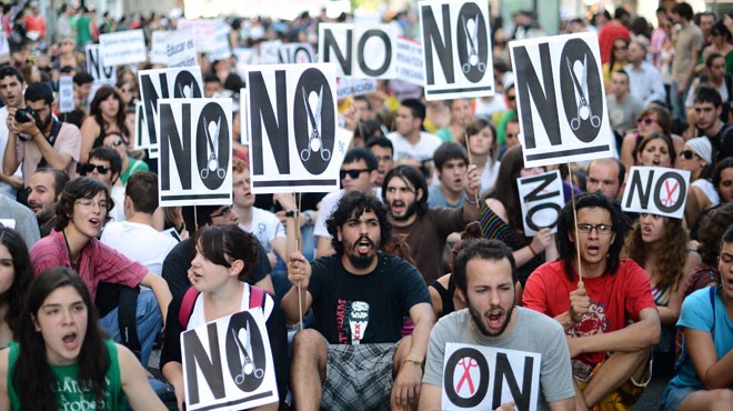 Sinh viên Tây Ban Nha xuống đường phản đối tăng học phí hôm 10-5 - Ảnh: AFP