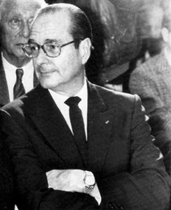 Trước khi làmTổng thống, ông đã giữ nhiều chức vụ quan trọng, như Bộ trưởng Bộ Nông nghiệp, Thủ tướng, Thị trưởng Paris. Chirac được bầu với những cam kết cắt giảm thuế và các chương trình việc làm, nhưng chính sách của ông không hướng nhiều tới việc xoa dịu các cuộc đình công công nhân trong những tháng cầm quyền đầu tiên.