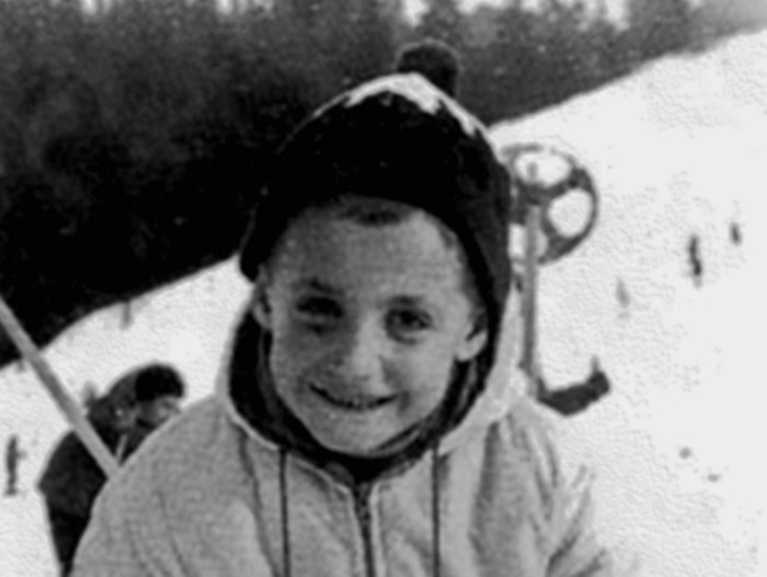 Nicolas Sarkozy Nicolas Sarkozy sinh ngày 28 tháng 1 năm 1955. Nicolas Sarkozy là con trai của một di dân Hungary, mang hai dòng máu Pháp và Do Thái.Từ thời niên thiếu, Sarkozy cảm thấy tự ti trong giao tiếp với bạn học thuộc các gia đình giàu có (chiều cao của Sarkozy chỉ có 165 cm). Nicolas Sarkozy khẳngđịnh rằng ông không thích tuổi thơ của mình.