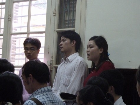 Chị Tuyết (phải) - chị gái của ứng viên trong diện nhận học bổng 322 mấy ngày nay rất bức xúc vì quyết định dừng dự án một cách đột ngột (ảnh Kim Ngân).