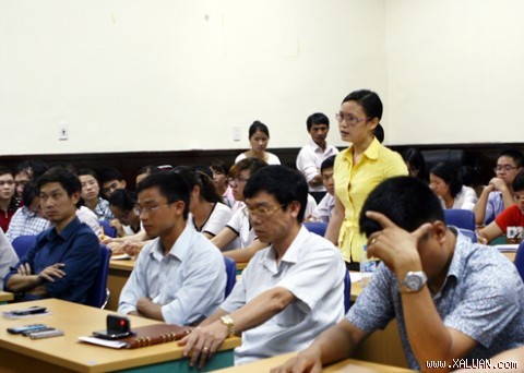 Nhiều ứng cử viên thạc sỹ có mặt tại cuộc gặp gỡ với Cục trưởng Cục đào tạo với nước ngoài (Bộ GD & ĐT) ngày 21/05 vừa qua. (ảnh Hoàng Thùy).