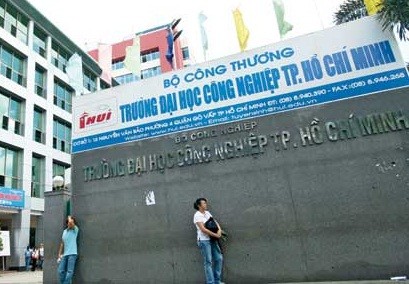 Đại học CN TPHCM vừa phạt học phí vừa bắt sinh viên học lại khiến dư luận choáng váng