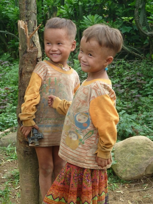 Hai chị em này "duyên dáng", thẹn thùng nở nụ cười khi nhận được chiếc bông tai mới.