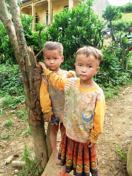 Lên Kim Bon - một trong những xã nghèo nhất của huyện Phù Yên, tỉnh Sơn La, chúng tôi ngỡ ngàng khi được tận mắt thấy, trải nghiệm nỗi khổ, thiếu thốn đến cùng cực của người dân, đặc biệt là những đứa trẻ vùng cao.