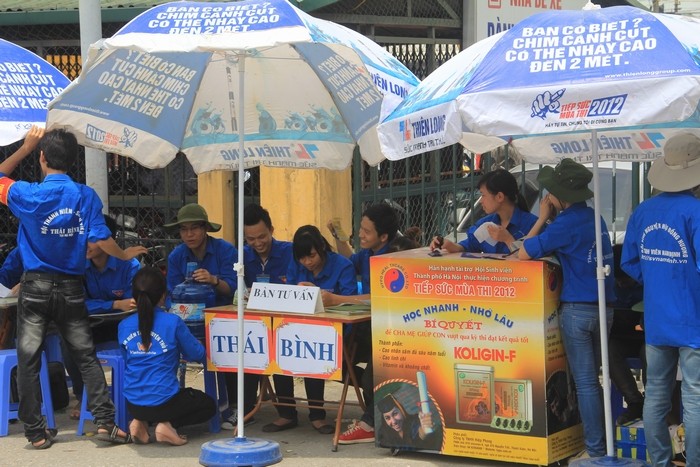 Từ ngày 28/06, 2.000 Thanh niên tình nguyện của Tuổi trẻ thủ đô đã đồng loạt xuất quân “Tiếp sức mùa thi” tại 8 bến xe, nhà ga trên địa bàn Thành phố Hà Nội theo kế hoạch Chiến dịch “Tiếp sức mùa thi” năm 2012 của Thành đoàn Hà Nội.