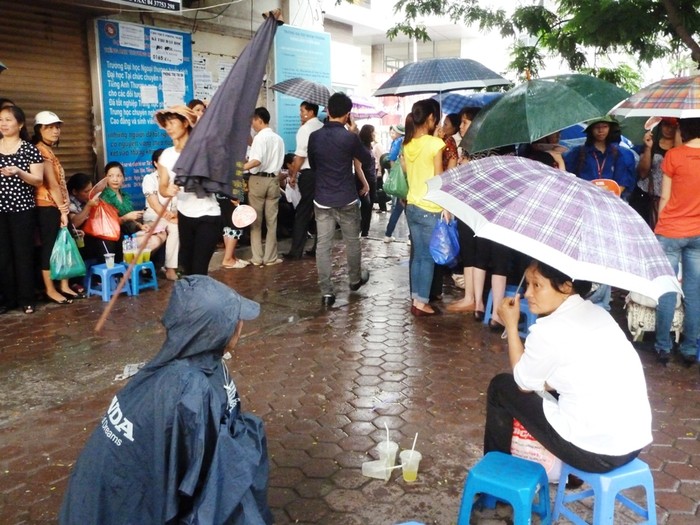 Tại Thủ đô Hà Nội, trời đã mưa từ 3 ngày qua nên nhiều phụ huynh cẩn thận chuẩn bị ô và áo mưa