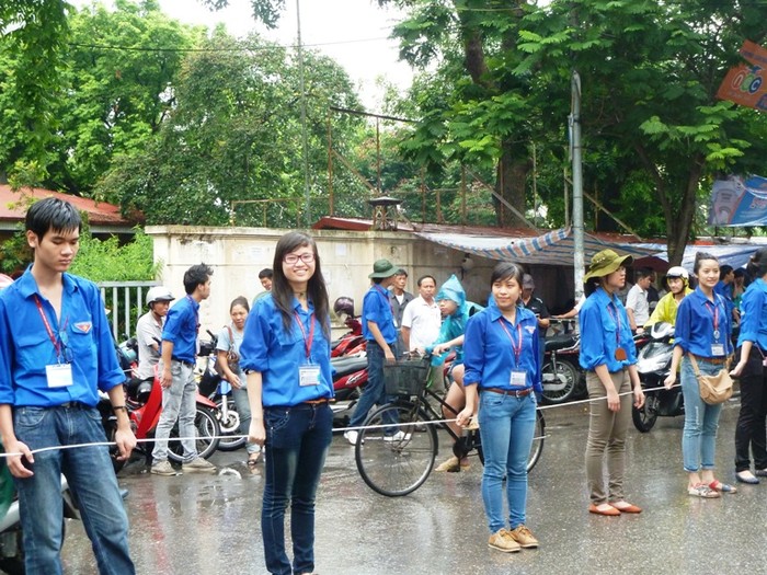 Dù mưa hay nắng, ở mọi ngả đường Hà Nội đều có bóng áo xanh hỗ trợ, tiếp sức các thí sinh. Xem đáp án môn Vật lí - Xem đáp án môn Toán - Xem đáp án môn Hóa - Xem đáp án môn Ngoại ngữ Khối A1