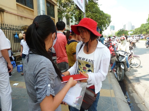 Người phụ nữ đội mũ đỏ này xưng là người của Hội Người mù Hà Nội đi quyên góp giúp người tàn tật.