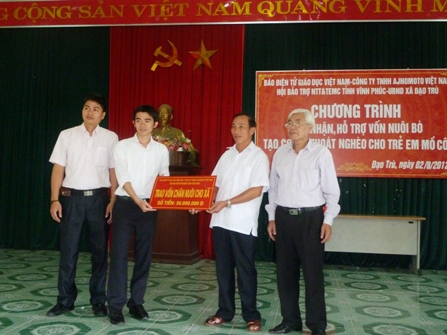 Đại diện nhà hảo tâm trao tặng 36 triệu đồng cho đại diện lãnh đạo xã Đạo Trù để chuyển trực tiếp cho 6 trẻ em mồ côi xã Đạo Trù (huyện Tam Đảo, Vĩnh Phúc).