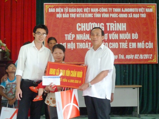 Ông Hồ Tấn Hùng - đại diện công ty Ajinomoto Việt Nam cùng ông Lam Xuân Tiến (Phó Chủ tịch xã Đạo Trù) trao tặng cho các trẻ em mồ côi.