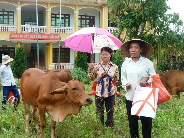 Chị Trần Thị Hai (trái) cảm ơn các cấp lãnh đạo, báo Giáo dục Việt Nam cùng Công ty Ajinomoto vì đã tạo công ăn việc làm cho chị.