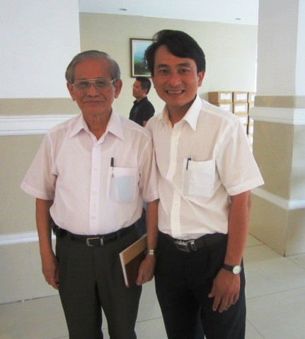 Thầy Trần Trung Hiếu (phải) khẳng định việc đưa chương trình biển đảo Trường Sa, Hoàng Sa Việt Nam là cần thiết.