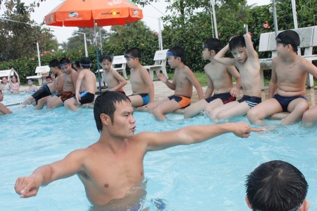 Một tiết học bơi của học sinh Trường Tiểu học Dân lập Đoàn Thị Điểm (Hà Nội).