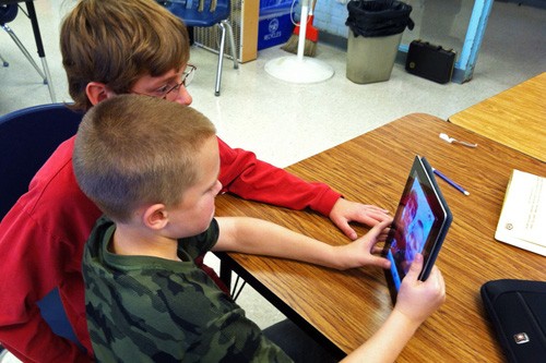 Tại trường trung học Oyster River, hai học sinh lớp 7 Patrick Beary và Morgan Bernier đang sử dụng StoryKit – một ứng dụng miễn phí cho phép học sinh thực hiện các bài thuyết trình đơn giản.