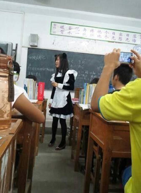 Cô giáo mặc trang phục của "hầu gái" giảng bài.