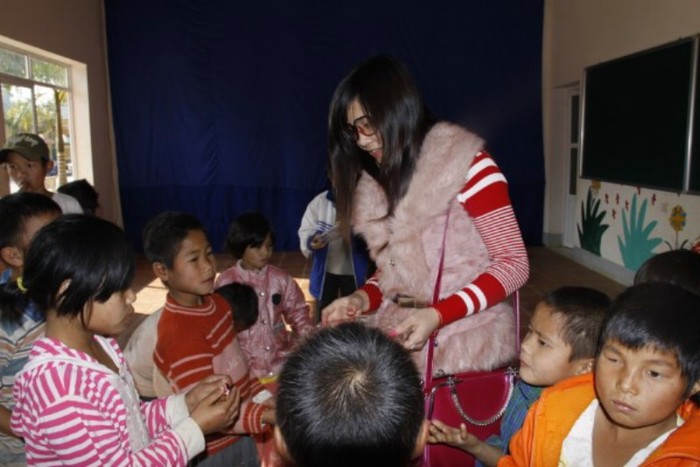 Minh Khuê trao quà cho những trẻ em mồ côi cha mẹ, khuyết tật tại Trung tâm bảo trợ xã hội tỉnh Lai Châu trong hành trình trở về Hà Nội.