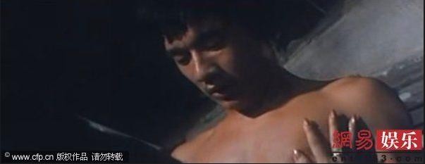 Trong phim này, ông vua phim kung-fu vào vai một anh chàng kéo xe vụng trộm với bà chủ của mình. Anh không có một cảnh đánh đấm hoặc chiến đấu ác liệt nào khác, thay vào đó là một màn giường chiếu hết sức nóng bỏng.