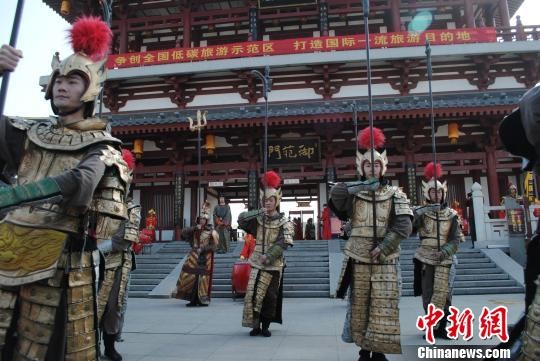 Trong lễ Thượng Tịch cũng bao có hoạt cảnh diễn lại như thời xưa với quân lính mang gươm giáo bảo vệ cho lễ hội.