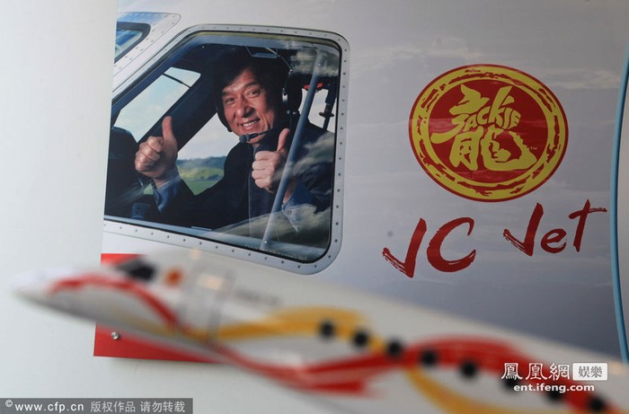 Phần đầu của máy bay có in tên của anh bằng tiếng Anh và tiếng Trung với hai màu vàng và đỏ làm chủ đạo. Phía đuôi cũng có biểu tượng là tên anh bằng tiếng Trung với chữ “Long” lồng quanh chữ tiếng Anh “Jackie”