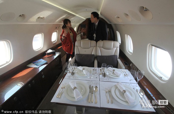 Quang cảnh bên trong máy bay siêu sang của Jackie Chan, khách thăm quan được yêu cầu cởi bỏ giày dép khi vào trong.