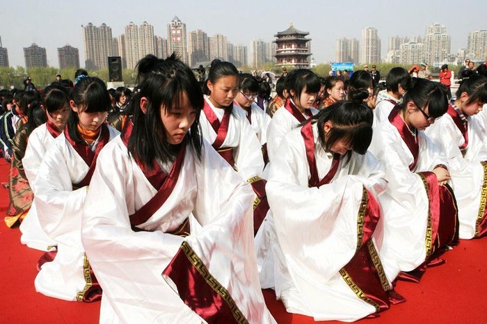Vào hồi 3 giờ chiều, Lễ Thượng Tịch tại Công viên Đại Đường Phồn Thịnh được tổ chức một cách hoành tráng, trống chiêng nổi lên, hàng ngàn thiếu nữ trong trang phục đời Hán bước vào lễ đài.