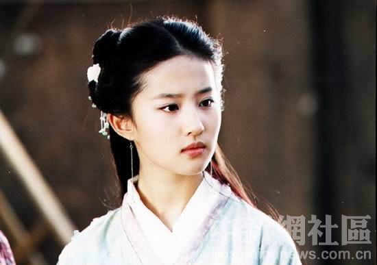 Vị trí 7 – Lưu Diệc Phi, tiểu Long nữ tuy về khả năng diễn xuất chưa phải xuất sắc nhưng khuôn mặt ngây thơ thánh thiện của cô thật khiến người ta không rời mắt.
