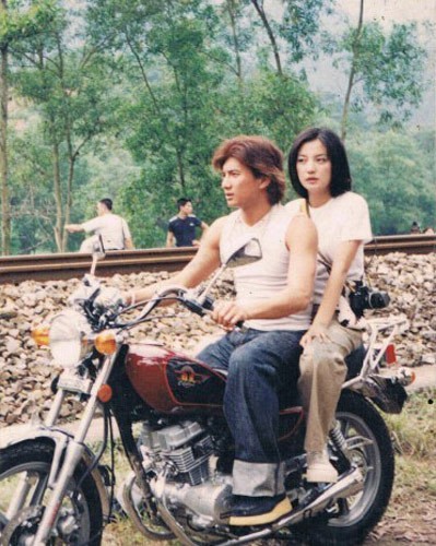 Ngô Kỳ Long và Triệu Vi lang thang trên xe máy sau giờ nghỉ giải lao.