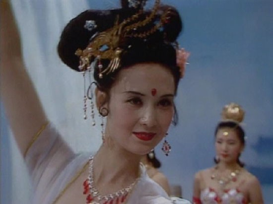 1. Hằng Nga – Khâu Bội Ninh. Nữ diễn viên sinh năm 1958, có cha là tướng lĩnh trong quân đội, những năm 1974-1978 bà học nghệ thuật vũ đạo chuyên nghiệp tại Học viện Dân tộc Trung ương và gắn bó với Đoàn văn công Quân khu Bắc Kinh.