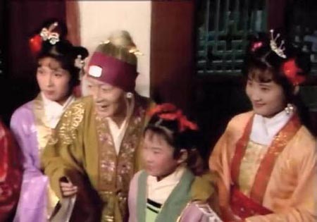 Trong tập “Thu nhận Trư Bát Giới”, Lục Tiểu Linh Đồng vào vai một lão bà (thứ hai từ trái qua), sau bị Trư Bát Giới làm cho hôn mê bất tỉnh.