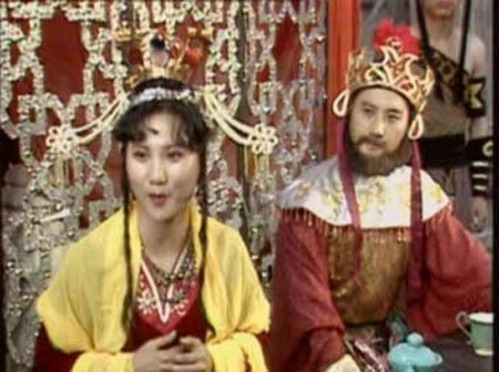 Vu Hồng (trái) vợ Lục Tiểu Linh Đồng trong vai các vị sứ giả ở tập “Quét tháp biện kỳ oan”.
