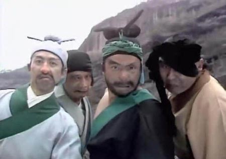 Hạng Hán trong vai tên cướp (giữa) ở tập phim “Hầu vương bảo vệ Đường Tăng”, toán cướp sau bị Tôn Ngộ Không đánh chết không còn một tên.