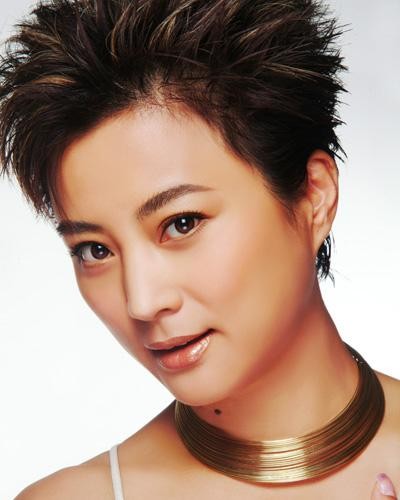 Xuất thân tại Thượng Hải, gốc Dương Châu, tỉnh Giang Tô, được mệnh danh là “hoàng hậu của các ca khúc ngọt ngào”, là ca sĩ nổi tiếng của công ty ca nhạc Đại Địa của Hồng Kông và tham gia nhiều bộ phim lớn.