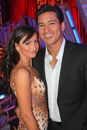 Cặp đôi Mario Lopez và nữ vũ công Karina Smiroff tại mùa giải thứ 3 "Dancing With The Stars". Ảnh: graviandbiscuits