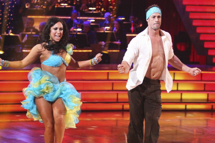William Levy và Cheryl Burke chọn điệu Salsa trong phần biểu diễn của mình.