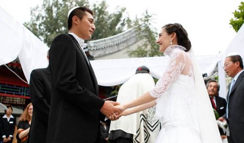 Lưu Diệp và người vợ Pháp: Năm 2009, Lưu Diệp và Anna chính thức tổ chức lễ cưới tại Bắc Kinh nên duyên vợ chồng.